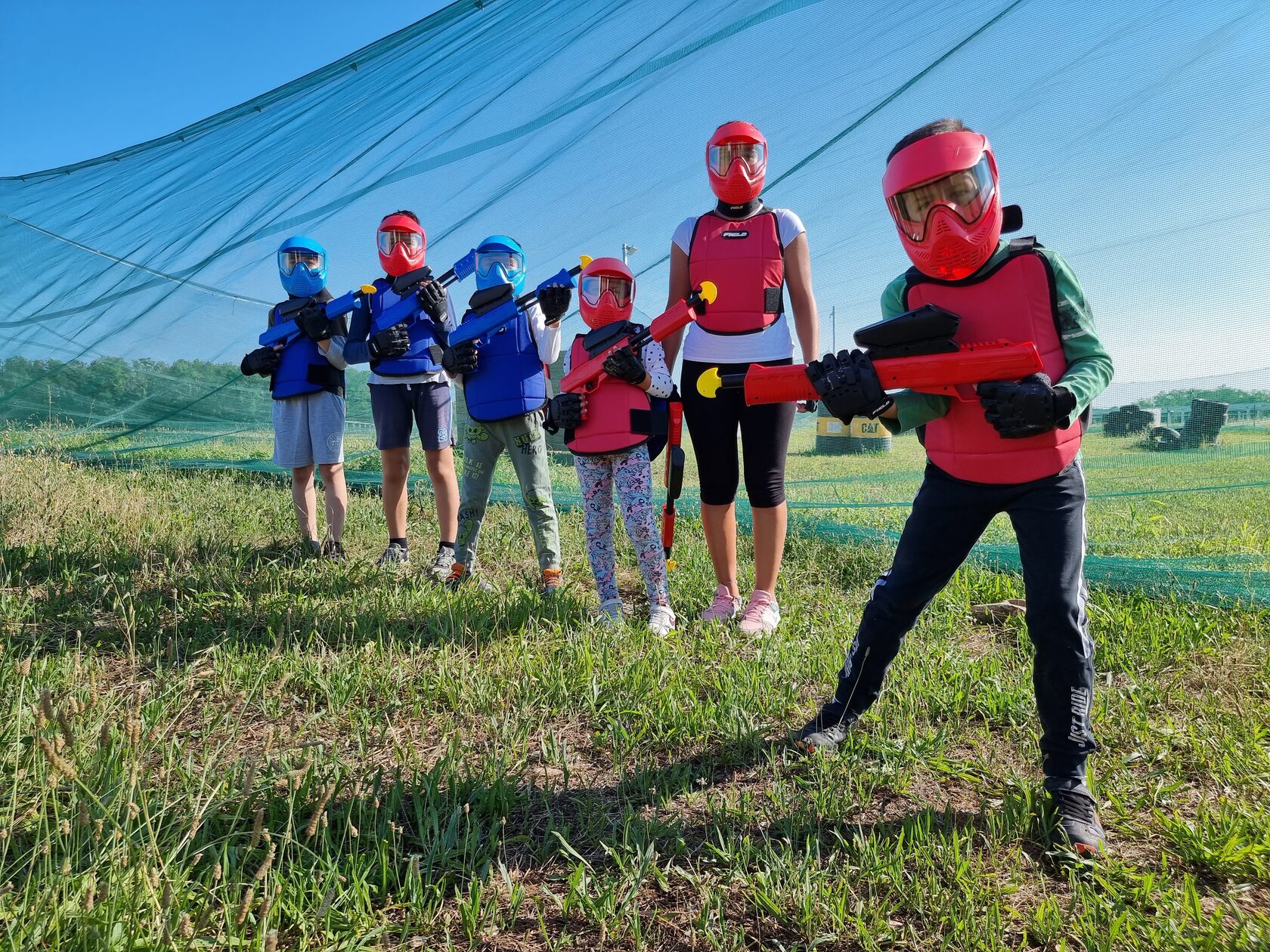 Gruppo di bambini durante una sessione di paintball a impatto ridotto