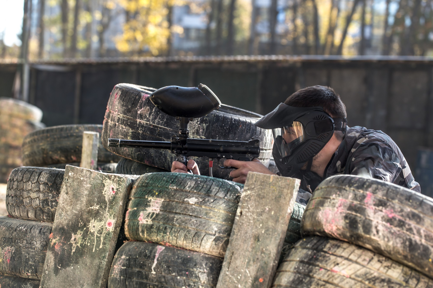 Giocatore di paintball durante una partita